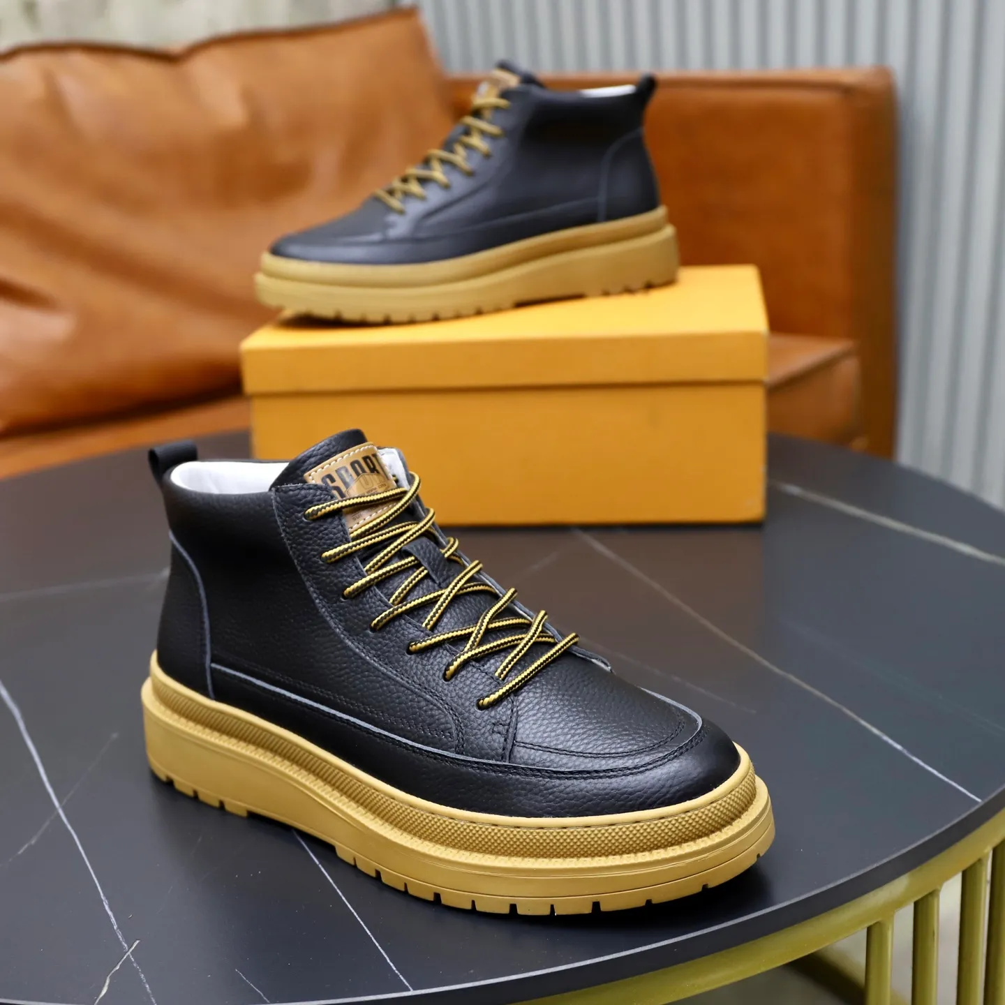 Ex-factory price: 460💰🙅‍♂️🙅‍♂️🙅‍♂️ Brand: LV Louis Vuitton Standard code: 38–44 (45 can be customized) Grade: Same as the official website Material: Original cowhide fabric Comfortable pigskin lining Lightweight wear-resistant outsole Style category: Men's fashion casual shoes and boots Running sneakers Distinguished luxury brand elements Top luxury Color: actual picture color